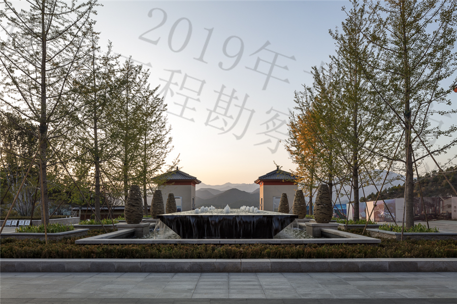 A02_酒店前广场喷泉实景照片.jpg