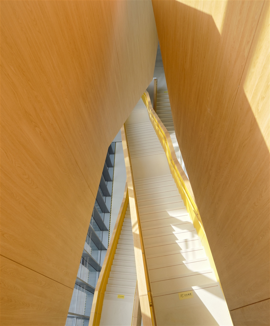 24_室内中庭阶梯鸟瞰2.jpg