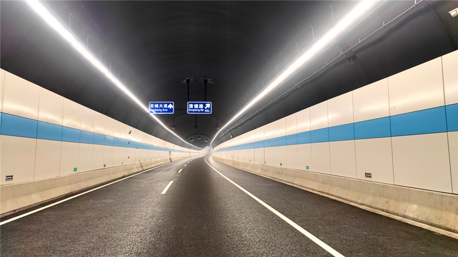 桐泾北路隧道洞内.png