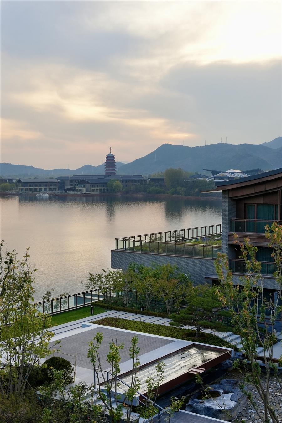 _湖光塔影.jpg