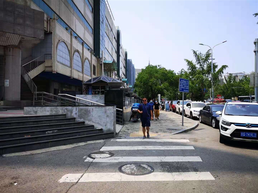 05_改造前_商业出入口细部_拍摄于2021年7月6日.jpg