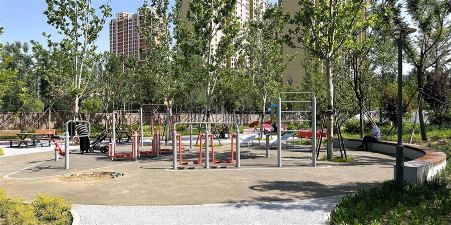 03_北京市朝阳外国语学校（北苑分校）北侧代征绿地_健身广场_实景.jpg
