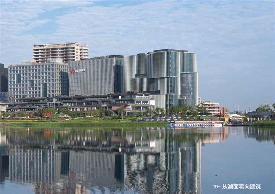 19_从湖面看向建筑.jpg