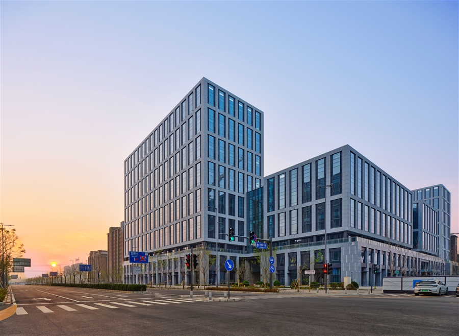 21_地块西北路口处街景.jpg