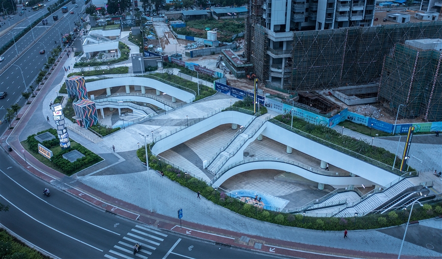 19_双层下沉广场及36米大跨度连廊.jpg