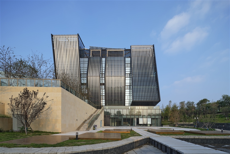 29_西侧下沉庭院.jpg