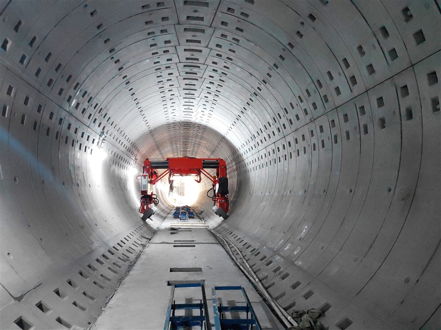 19_盾构隧道内轮胎式铺轨车施工.jpg