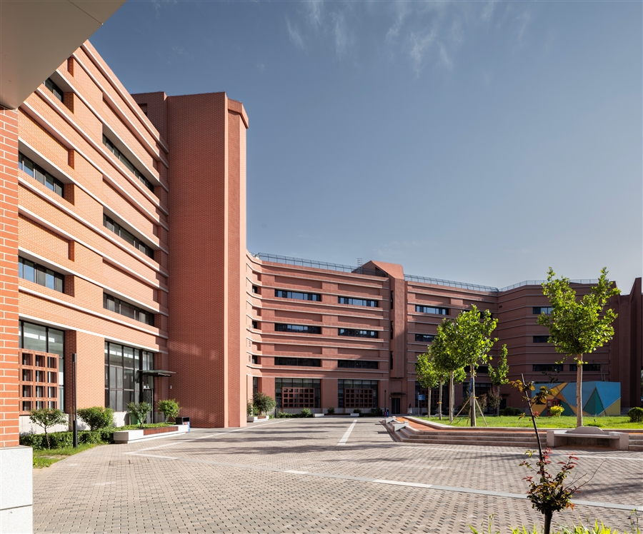 33_中学部教学楼内院.jpg