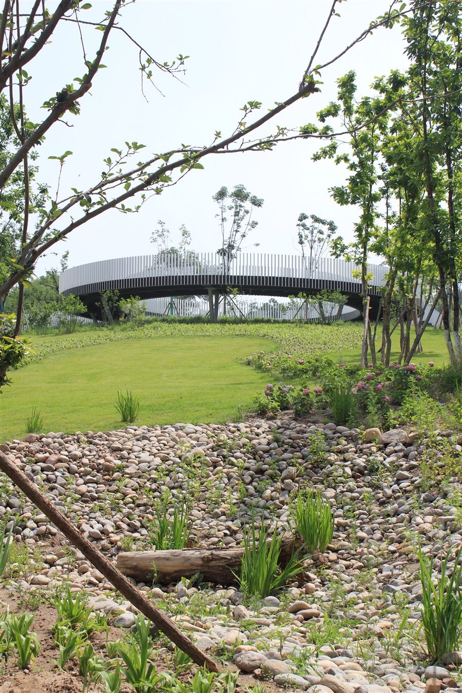18_塔影山色景区结合地形在山顶设置云台形成公园标志性景观.JPG