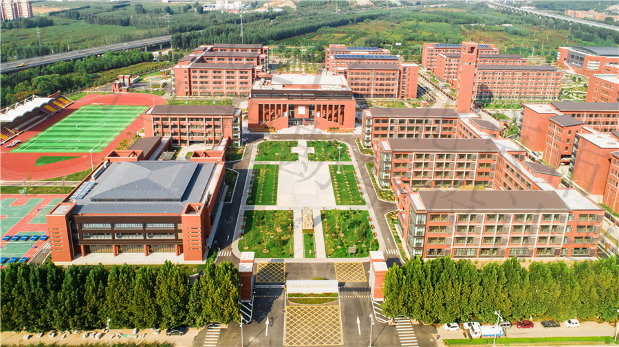 01.小学初中部鸟瞰.jpg