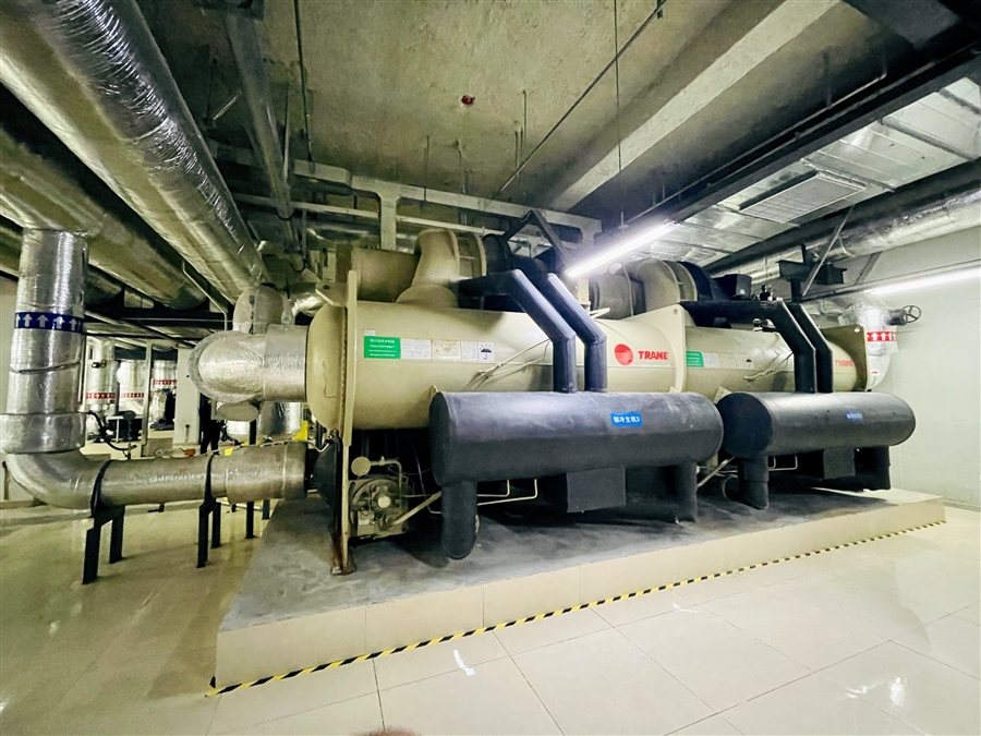 13冷水机组.jpg