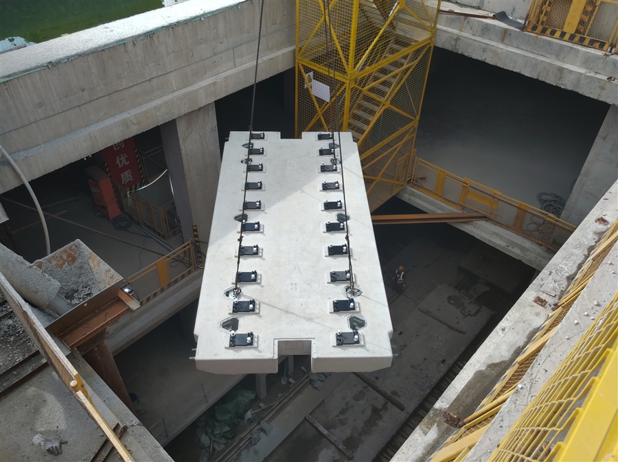18_预制轨道板盾构井吊装.jpg