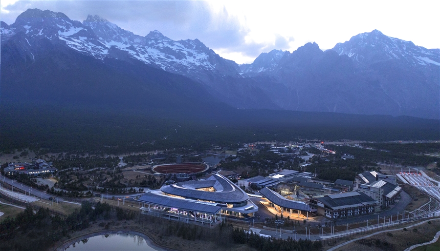 10_东侧面向雪山鸟瞰图.jpg
