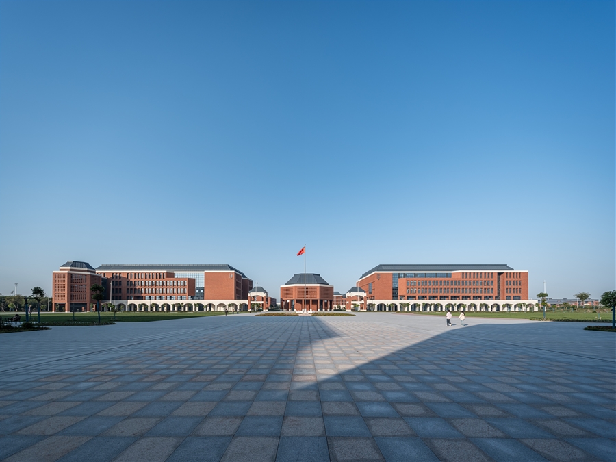 05_中轴线远眺西侧公共教学楼.jpg
