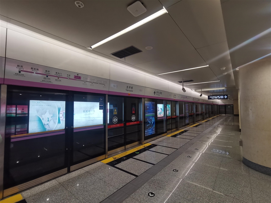 工程照片4：19号线车站站台整合PIS屏.jpg