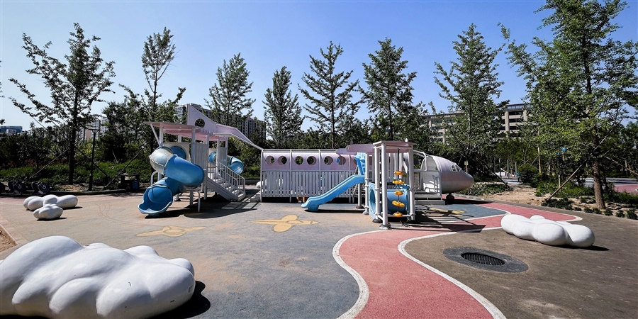 01_北京市朝阳外国语学校（北苑分校）北侧代征绿地_儿童乐园_实景.jpg