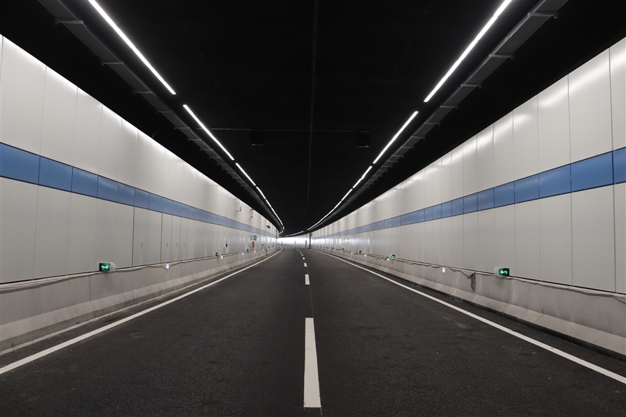 建成通车后隧道内景.jpg