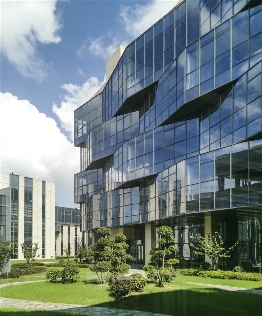 32_3_研发楼内庭院.jpg