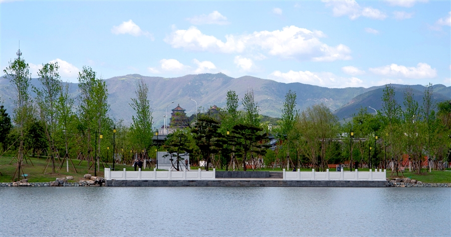 7.西山入画——扇面湖东岸实景照片.jpg