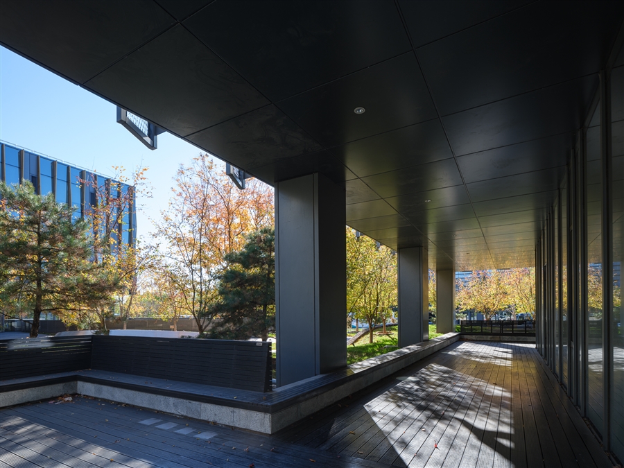 09_建筑底层架空秋.jpg