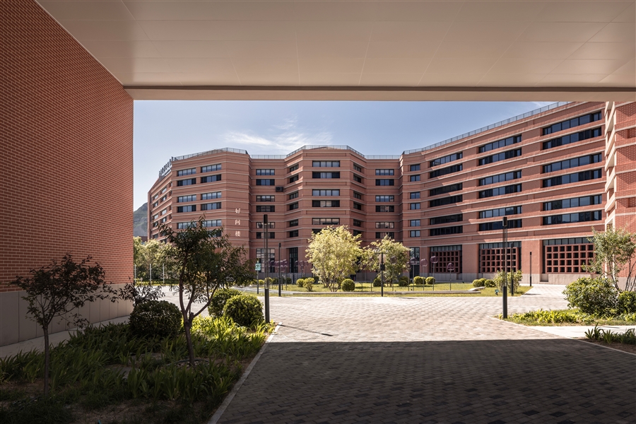 29_小学部教学楼内院.jpg