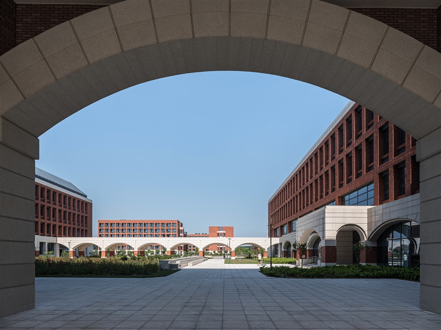 14_廊下远望经管学部庭院.jpg