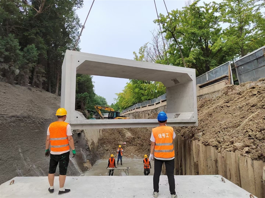 07_南支河道预制箱涵吊装.jpg