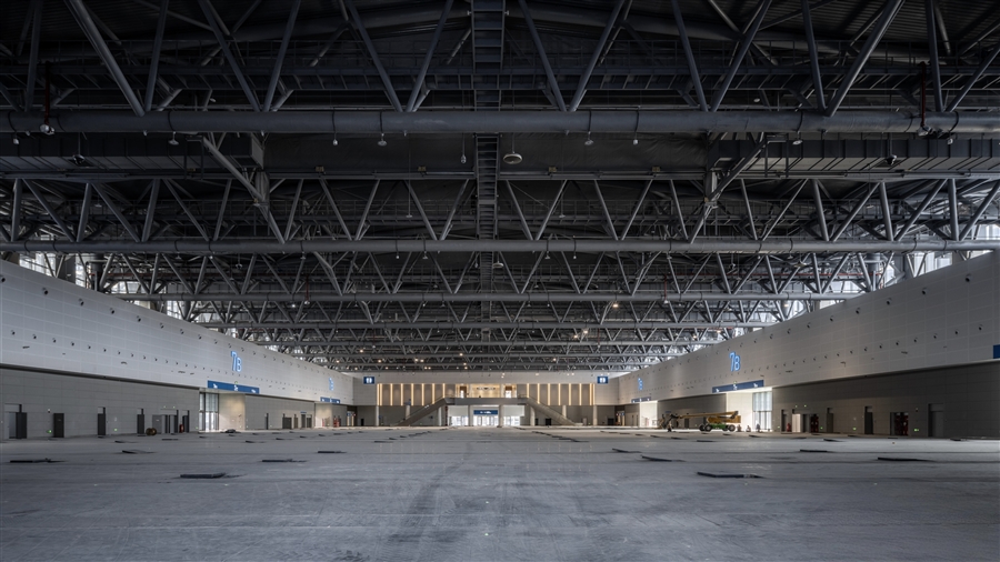 14_杭州大会展中心一期展厅内景.jpg