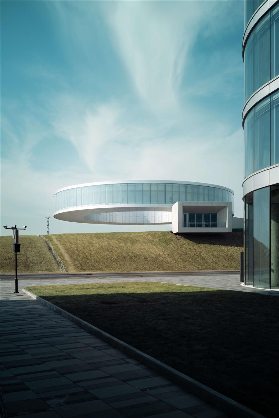 19_从东侧示范性办公基地看城市展馆.jpg