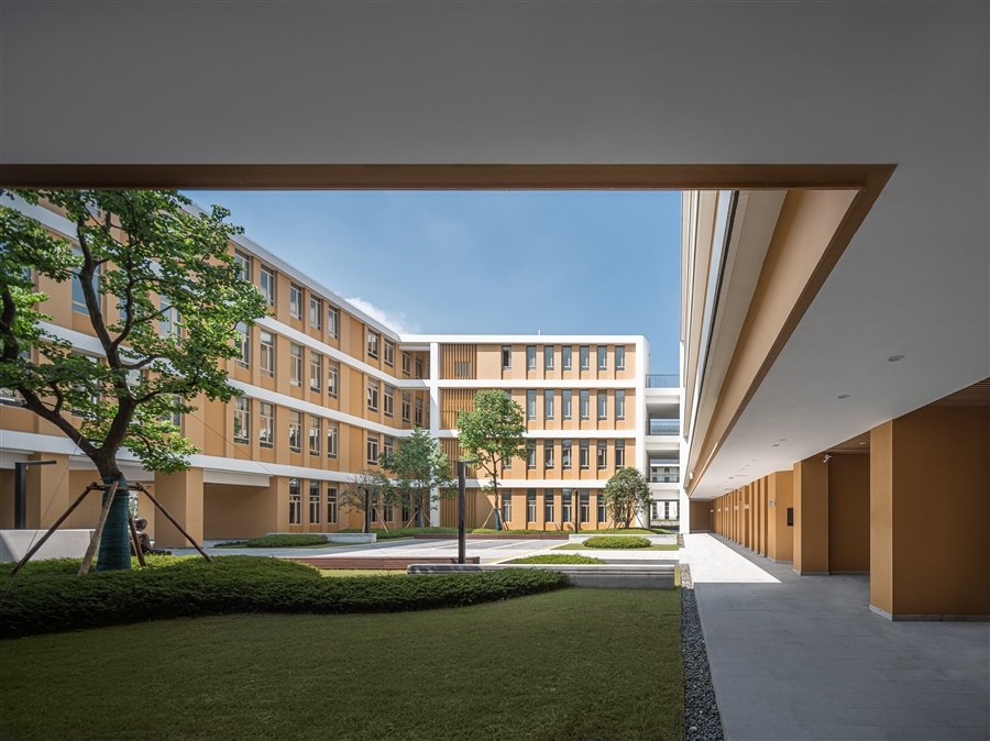 16_教学楼无柱挑廊的转角_摄影师：王恺.jpg