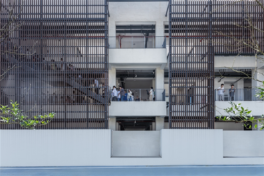 12_沿街竹幕墙与交通空间.jpg