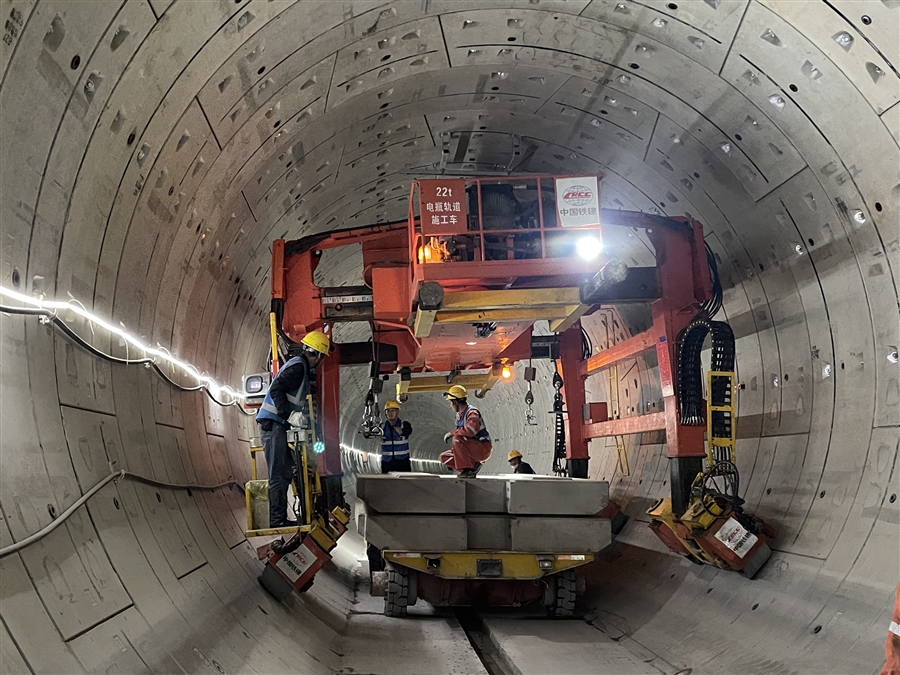 13_轮胎式铺轨车盾构隧道内铺设预制钢弹簧浮置板.jpg