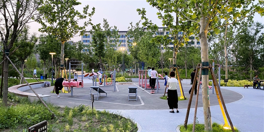04_北京市朝阳外国语学校（北苑分校）北侧代征绿地_健身广场_实景.jpg